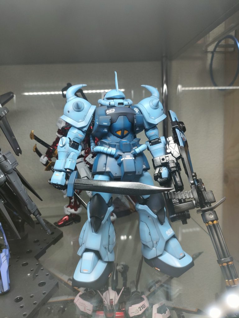 仕上げは本体はスムースクリア艶消しで、武器は艶有りで仕上げて完成。ポーズとろうにもガトリングが重くて腕ダラ~ン・・・。