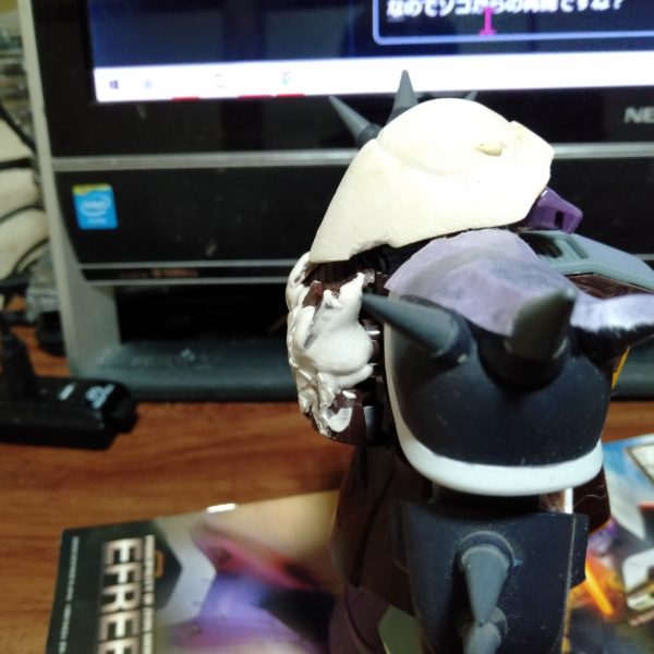 数年前に途中で止めてた、イフリートへの改造を再開します。頭部のカバーから創り替えています、キットの頭部は”大河原デザイン”では無く、残念な”NAOKI”のクソアレンジなので、気に入らないし。両肩は通常のショルダーカバーへ変更、ハンドカバーもスパイク月に変更し、あと微妙に違うフロントスカートも形状をプラバンにて変更して休眠してました。理由はキットの頭部カバーを型取りして量産してて、数個製作して飽きてました（笑）。なので続きからなので可なり開始は楽ですが、まだランドセルの形状を変更途中なのでソコからの再開ですね？（2枚目）