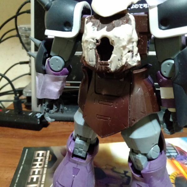 数年前に途中で止めてた、イフリートへの改造を再開します。頭部のカバーから創り替えています、キットの頭部は”大河原デザイン”では無く、残念な”NAOKI”のクソアレンジなので、気に入らないし。両肩は通常のショルダーカバーへ変更、ハンドカバーもスパイク月に変更し、あと微妙に違うフロントスカートも形状をプラバンにて変更して休眠してました。理由はキットの頭部カバーを型取りして量産してて、数個製作して飽きてました（笑）。なので続きからなので可なり開始は楽ですが、まだランドセルの形状を変更途中なのでソコからの再開ですね？（3枚目）