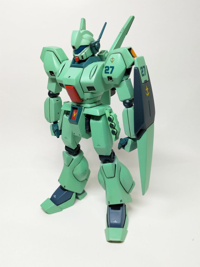 見かけたら買っちゃう逆シャア旧キットです(gundam-kao6)気になる箇所の合わせ目消しと、腕の可動軸追加しました✨️
