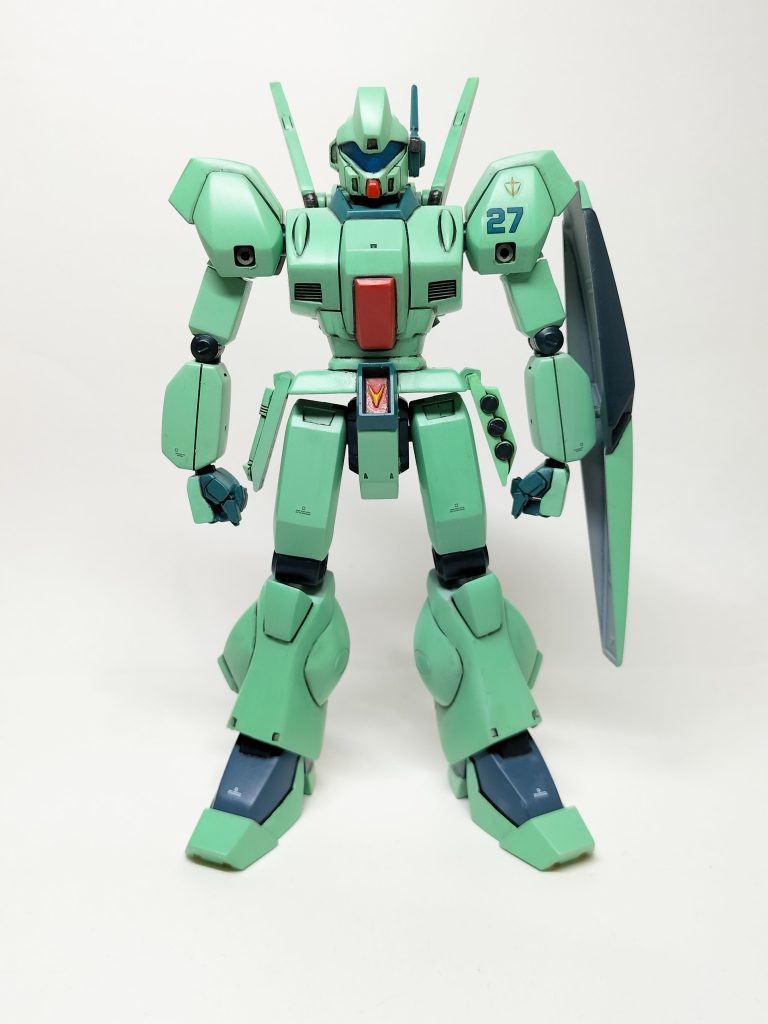 アニメ準拠なやや細めの造形で、よい意味で量産機らしいシルエット(gundam-kao3)