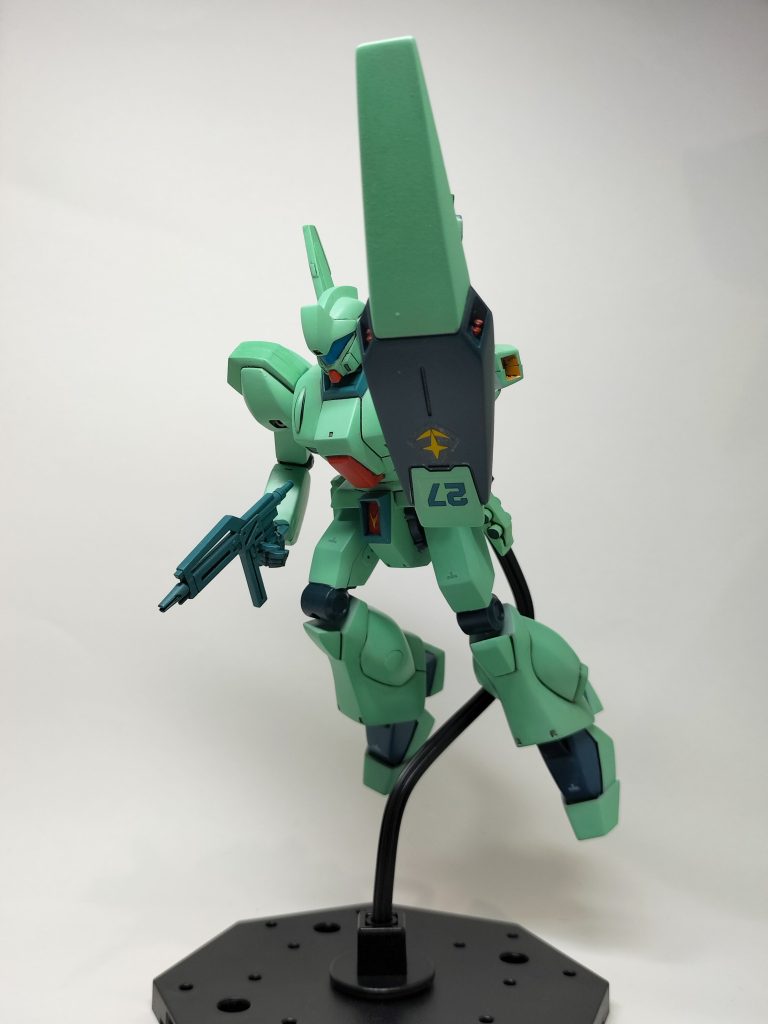 いくつかアクション✨️フロント・リアアーマーがないので下半身は結構可動します(gundam-kao6)腕は逆シャア旧キット特有の内側にしか可動しないタイプなので、ロール軸追加しないと厳しいです笑