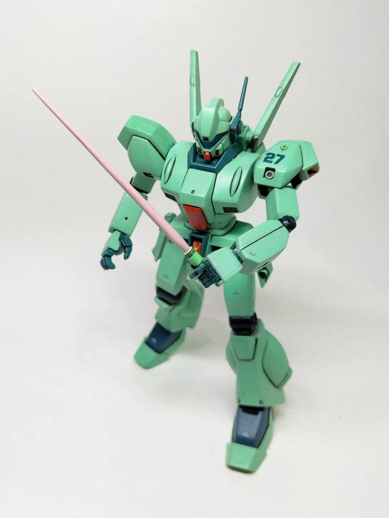 サーベルも付いてます✨️短いけど、それが寧ろかっこいいですね(gundam-kao6)