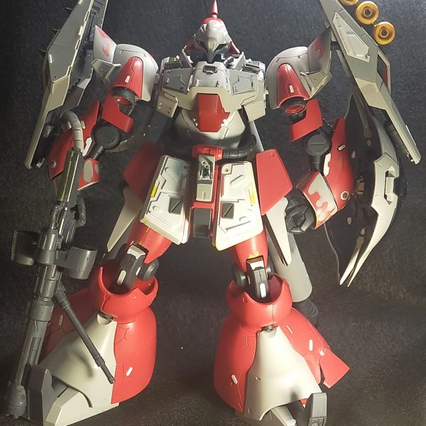 細々した改修をしながらディテールを盛っている設定を見ると太腿が細身だったので、一回りスリム化背面は塩ビパイプを使ってプロペラントタンクを追加したディテールは上半身をあらかた盛り終えたので、今後は下半身に手を入れていく（4枚目）