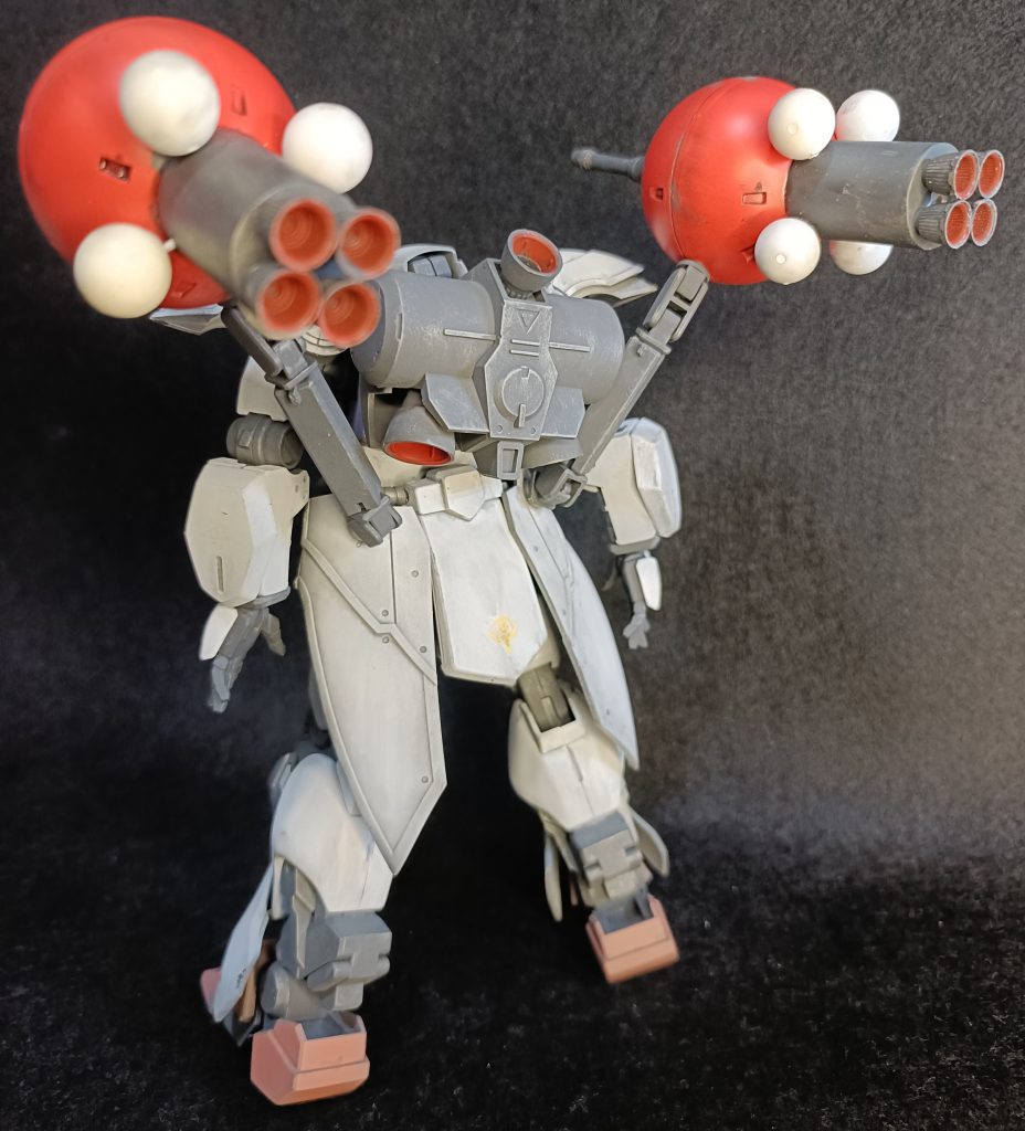 背面。後のネオジオンのドーガ系の元になったバックパックを装備。二機のビットを腰のサブアームで装着可能でバックパックからエネルギー補充したり、サブアームを活用してスラスターとして運用も可能であった。試験運用のためビットは2機のみ。ちなみにエルメスのビットは8mあるそうで、キュベレイのファンネルは2mほどです。