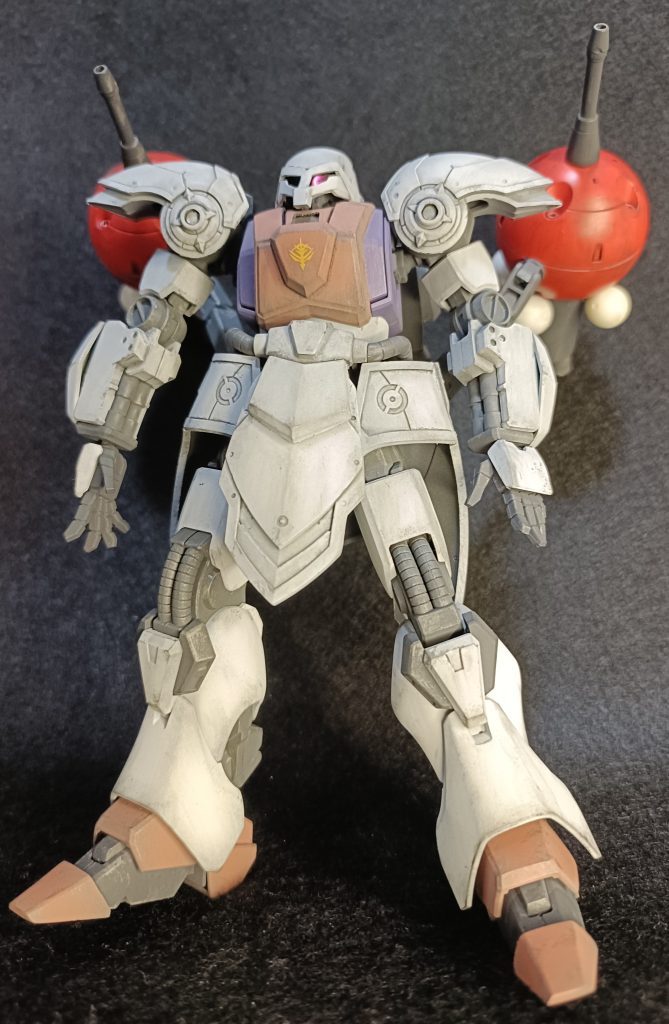 正面。ガザ系から次期量産機とされたガルス系の試作運用機という設定です。ガザCからキュベレイに移る間のハマーンの専用機として運用されたということにしてます。ビットの他は本体の両手首部にビーム砲兼サーベルを内蔵してます。貴重なシュツルムガルスを魔改造してしまい皆さんに怒られそうな気がしますが、顔がキュベレイに似てるなと思ったのが運のツキ?今回のコンセプトはクラスアップアーマーとミキシングでした。キュベレイを参考に配色してます。