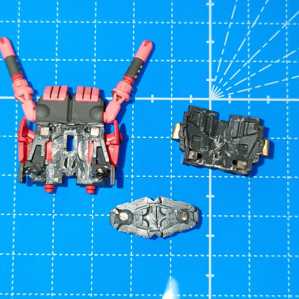 電飾工程と言っても撮影忘れてたので組み立て工程になります。まず仮組みした時に無塗装だと光が透けていたので内側に水性黒サフを塗りました。ランドセルにユニットを組み込むので中身をくり抜き&カットしてマグネットを仕込みます。胴体部に接続し、接続ピン中心にピンバイスで胴体部ごと貫通させます。開けた穴に背中から首に向けてLEDを通します。頭部は右の耳あての接続軸②を少し短くし穴を開ける。①の様に配線するので、受け側は下向きに切れ込みを入れる。首も線が通るほどの溝を作る。&nbsp;③は黒く塗ってるので分かりにくいですが頭部中心付近にLEDチップが入るほどの隙間を作る。面はカメラアイ下のセンサー部に穴を開けヤスリで整える。メーカーは忘れましたが0.8mmの金属棒ヤスリを使ってます。そう言えばカメラアイのパーツ(成型色は青)は型どりしてUVクリアパテで複製しています。その2に続く（2枚目）