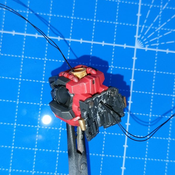 電飾工程と言っても撮影忘れてたので組み立て工程になります。まず仮組みした時に無塗装だと光が透けていたので内側に水性黒サフを塗りました。ランドセルにユニットを組み込むので中身をくり抜き&カットしてマグネットを仕込みます。胴体部に接続し、接続ピン中心にピンバイスで胴体部ごと貫通させます。開けた穴に背中から首に向けてLEDを通します。頭部は右の耳あての接続軸②を少し短くし穴を開ける。①の様に配線するので、受け側は下向きに切れ込みを入れる。首も線が通るほどの溝を作る。&nbsp;③は黒く塗ってるので分かりにくいですが頭部中心付近にLEDチップが入るほどの隙間を作る。面はカメラアイ下のセンサー部に穴を開けヤスリで整える。メーカーは忘れましたが0.8mmの金属棒ヤスリを使ってます。そう言えばカメラアイのパーツ(成型色は青)は型どりしてUVクリアパテで複製しています。その2に続く（3枚目）