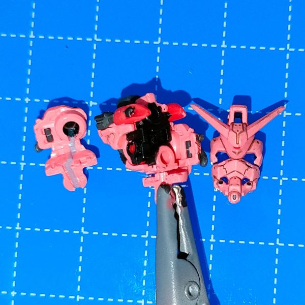 電飾工程と言っても撮影忘れてたので組み立て工程になります。まず仮組みした時に無塗装だと光が透けていたので内側に水性黒サフを塗りました。ランドセルにユニットを組み込むので中身をくり抜き&カットしてマグネットを仕込みます。胴体部に接続し、接続ピン中心にピンバイスで胴体部ごと貫通させます。開けた穴に背中から首に向けてLEDを通します。頭部は右の耳あての接続軸②を少し短くし穴を開ける。①の様に配線するので、受け側は下向きに切れ込みを入れる。首も線が通るほどの溝を作る。&nbsp;③は黒く塗ってるので分かりにくいですが頭部中心付近にLEDチップが入るほどの隙間を作る。面はカメラアイ下のセンサー部に穴を開けヤスリで整える。メーカーは忘れましたが0.8mmの金属棒ヤスリを使ってます。そう言えばカメラアイのパーツ(成型色は青)は型どりしてUVクリアパテで複製しています。その2に続く（4枚目）