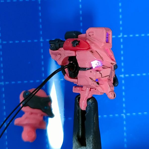 その1の続き頭部本体を組み立てて行くとこんな感じ。かなり上を向いてもほぼ見えないので、上手く行った気がします。普通のガンダムヘッドならもっと楽だったのに(笑)この通し方注意点は首から線を出した状態で頭部を組み立てる。首を接続する時は背中から線を引っ張りながら首を付ける。LEDの寿命が来たら交換出来るように接着はしてません。ほぼ終わりですが写真撮り忘れてたので続きはまた明日その3へ、（2枚目）