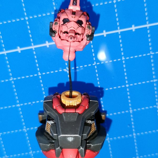その1の続き頭部本体を組み立てて行くとこんな感じ。かなり上を向いてもほぼ見えないので、上手く行った気がします。普通のガンダムヘッドならもっと楽だったのに(笑)この通し方注意点は首から線を出した状態で頭部を組み立てる。首を接続する時は背中から線を引っ張りながら首を付ける。LEDの寿命が来たら交換出来るように接着はしてません。ほぼ終わりですが写真撮り忘れてたので続きはまた明日その3へ、（3枚目）