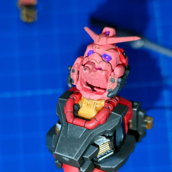 その1の続き頭部本体を組み立てて行くとこんな感じ。かなり上を向いてもほぼ見えないので、上手く行った気がします。普通のガンダムヘッドならもっと楽だったのに(笑)この通し方注意点は首から線を出した状態で頭部を組み立てる。首を接続する時は背中から線を引っ張りながら首を付ける。LEDの寿命が来たら交換出来るように接着はしてません。ほぼ終わりですが写真撮り忘れてたので続きはまた明日その3へ、（4枚目）