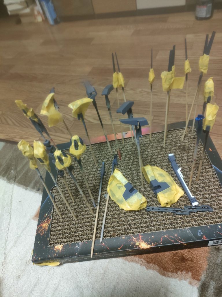 グレー部分は2色使いました。写真だと分かんない。後ろのドラグーンは白を差し色に追加しました。それにしても凄い完成度。小さいMGみたい。カメラ直ったら写真撮り直したいな。見て頂きありがとう御座いました。