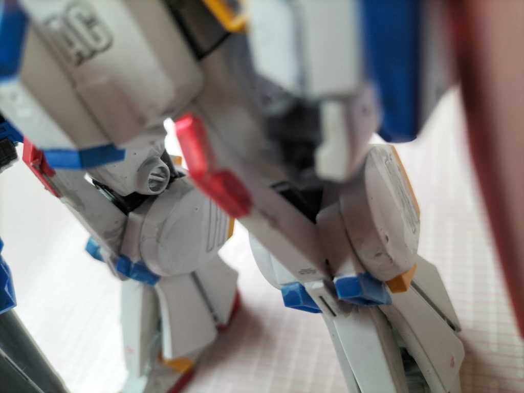 写真では分かりにくいですが、膝の軸の丸いところもシルバーで塗りました