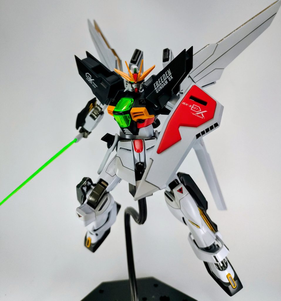 ハイパービームサーベルライフル、バルカン、サーベルと武装構成はシンプル