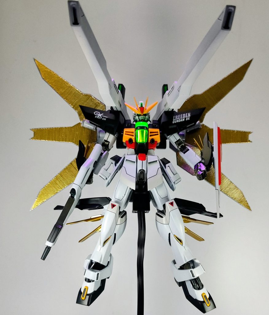 MGのパケ絵を意識してリフレクターと肩アーマーにプラ板を貼ってシャープに