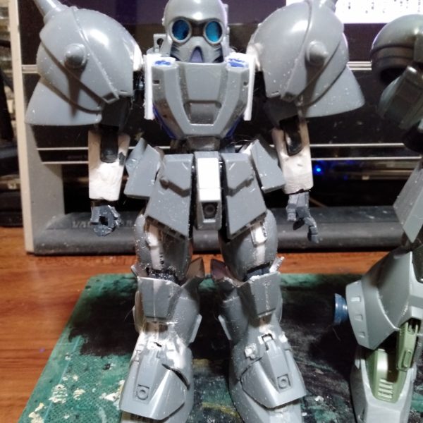 使えそうな旧パーツ？を加工してみたらイケたので、装着してみた。まぁこの方が弱そうに見えるかもね？上腕部の加工はしてみても、取り付ける事が不可能だった。んで引き続きＳＳＰパテによる加工を続行します。しかしRE/100のデナン・ゲーのハンドパーツ、面白い事にデナン・ゾンの武器を持たせれたのが感動しましたわ。（2枚目）