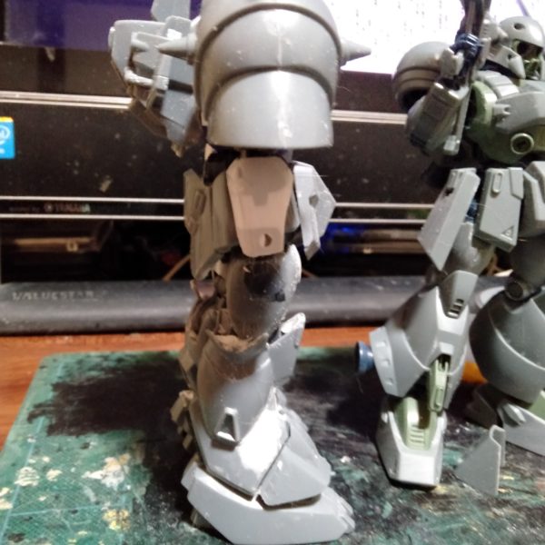 使えそうな旧パーツ？を加工してみたらイケたので、装着してみた。まぁこの方が弱そうに見えるかもね？上腕部の加工はしてみても、取り付ける事が不可能だった。んで引き続きＳＳＰパテによる加工を続行します。しかしRE/100のデナン・ゲーのハンドパーツ、面白い事にデナン・ゾンの武器を持たせれたのが感動しましたわ。（3枚目）