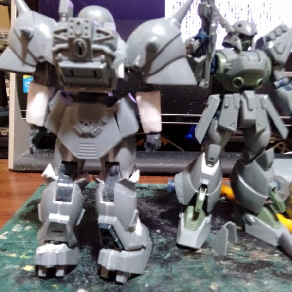 使えそうな旧パーツ？を加工してみたらイケたので、装着してみた。まぁこの方が弱そうに見えるかもね？上腕部の加工はしてみても、取り付ける事が不可能だった。んで引き続きＳＳＰパテによる加工を続行します。しかしRE/100のデナン・ゲーのハンドパーツ、面白い事にデナン・ゾンの武器を持たせれたのが感動しましたわ。（4枚目）