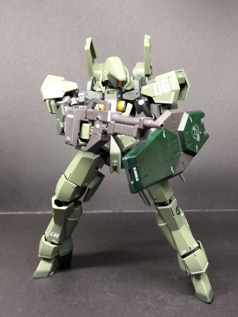 オルフェンズのガンプラの制作は初でしたが、可動範囲の広さに驚きです。