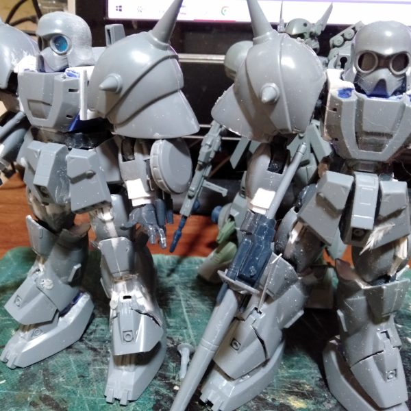 流れで、のちに”黒の部隊仕様”にする”デナン・ゾン”も改造しました。というのは上腕部の製作時に「やっぱ、キットの使えるんじゃね？」という感じで製作してからの流れでもう１体を。　　　　　まぁ先にプロトタイプ的な製作をしていたんで、「やっぱこっちの素材の方が」という様な改編で、サクサクとできましたね？　　　　　　あとは、先に製作中の足首カバーをカットしすぎたので、プラバンでやり直すか、または補足していくか”デナン・ゲー”の足首カバーをお取り寄せるかで悩んでます（笑）。なんか、同じ様な流れで”ベルガ・ダロス”を製作しようと目論む俺が怖い・・・。（2枚目）