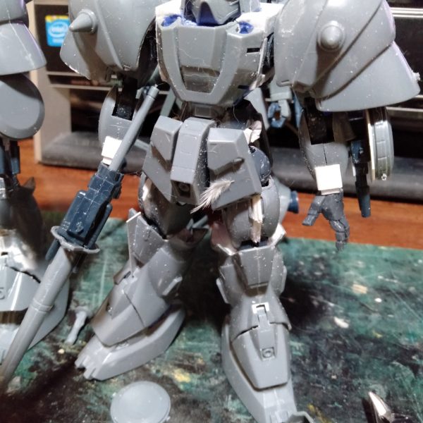 結局悩みぬいて、結論は・・・プラバンで補修にしました。　　　まぁ簡単だしお手軽かなと、パーツに裏打ちの0・3㎜のプラバンを張り付けて、１㎜のプラバンで整形して隙間などは、ヒートペンで削ったのプラバンを熱してパテ風に盛り付けて、整形。　　　　　　　　まぁコレで俺的に好いかなと。（笑）（3枚目）