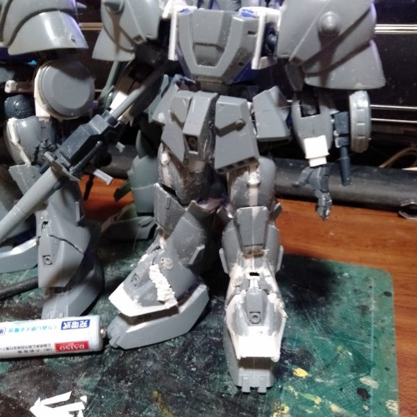 結局悩みぬいて、結論は・・・プラバンで補修にしました。　　　まぁ簡単だしお手軽かなと、パーツに裏打ちの0・3㎜のプラバンを張り付けて、１㎜のプラバンで整形して隙間などは、ヒートペンで削ったのプラバンを熱してパテ風に盛り付けて、整形。　　　　　　　　まぁコレで俺的に好いかなと。（笑）（4枚目）