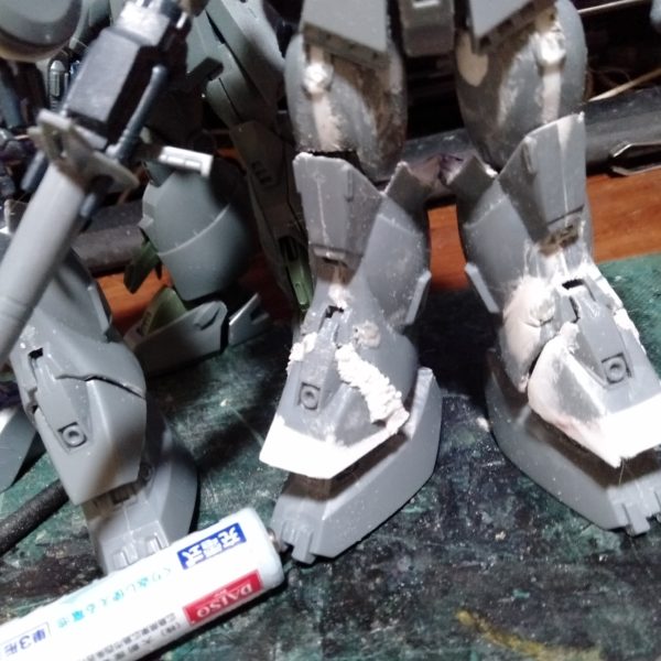 結局悩みぬいて、結論は・・・プラバンで補修にしました。　　　まぁ簡単だしお手軽かなと、パーツに裏打ちの0・3㎜のプラバンを張り付けて、１㎜のプラバンで整形して隙間などは、ヒートペンで削ったのプラバンを熱してパテ風に盛り付けて、整形。　　　　　　　　まぁコレで俺的に好いかなと。（笑）（2枚目）