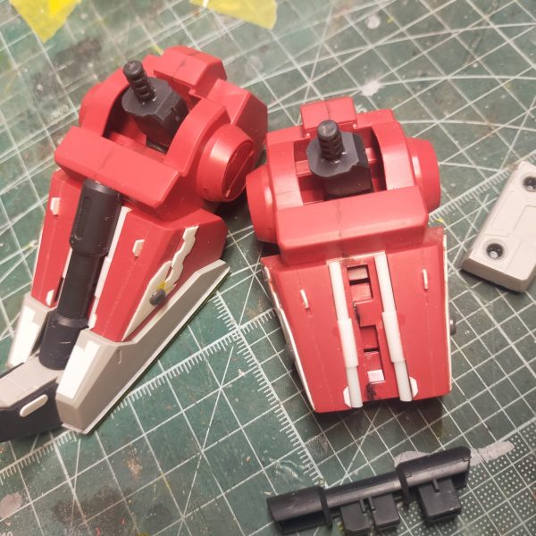 ヤクト・ドーガ( クェス)改修進捗ハンドパーツが握り手しかないため、関節技EX 極み手に差し替え手の甲はキットから流用している&nbsp;またファンネルが安定していないため、ネオジム磁石(2mm)を仕込んでポロリしにくくいたその他足をいじってディテールを増やす等、好きな感じに調整&nbsp;ガトリングガンは砲身の長さや持ち手の位置を変えるなど、無理なくポージング出来るようにオリ武器にしている&nbsp;ひとまず全身に手を入れ終えたので、洗浄→サフに進める装甲は黒立ち上げで、ほんのりグラデを目指す（4枚目）