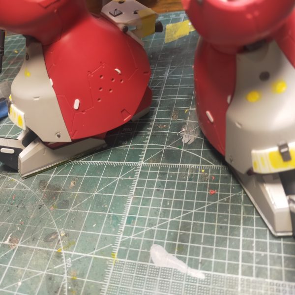 ヤクト・ドーガ( クェス)改修進捗ハンドパーツが握り手しかないため、関節技EX 極み手に差し替え手の甲はキットから流用している&nbsp;またファンネルが安定していないため、ネオジム磁石(2mm)を仕込んでポロリしにくくいたその他足をいじってディテールを増やす等、好きな感じに調整&nbsp;ガトリングガンは砲身の長さや持ち手の位置を変えるなど、無理なくポージング出来るようにオリ武器にしている&nbsp;ひとまず全身に手を入れ終えたので、洗浄→サフに進める装甲は黒立ち上げで、ほんのりグラデを目指す（5枚目）