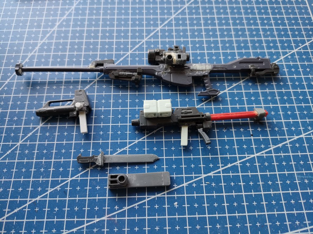 ミニガンはガンベ限定ウェポンセットのものから改造、グリップは上手く構えられないので切り離しましたナイフはミニガンのグリップを使い回し、ランナータグを切って削ってプロトビームアルケビュースは何となくでバラ売りを買ったやつにセットのパーツを接着。接続部は取れちゃったのでアームアームズのパーツにしましたグレネードはセットのやつにランナータグでグリップ付け