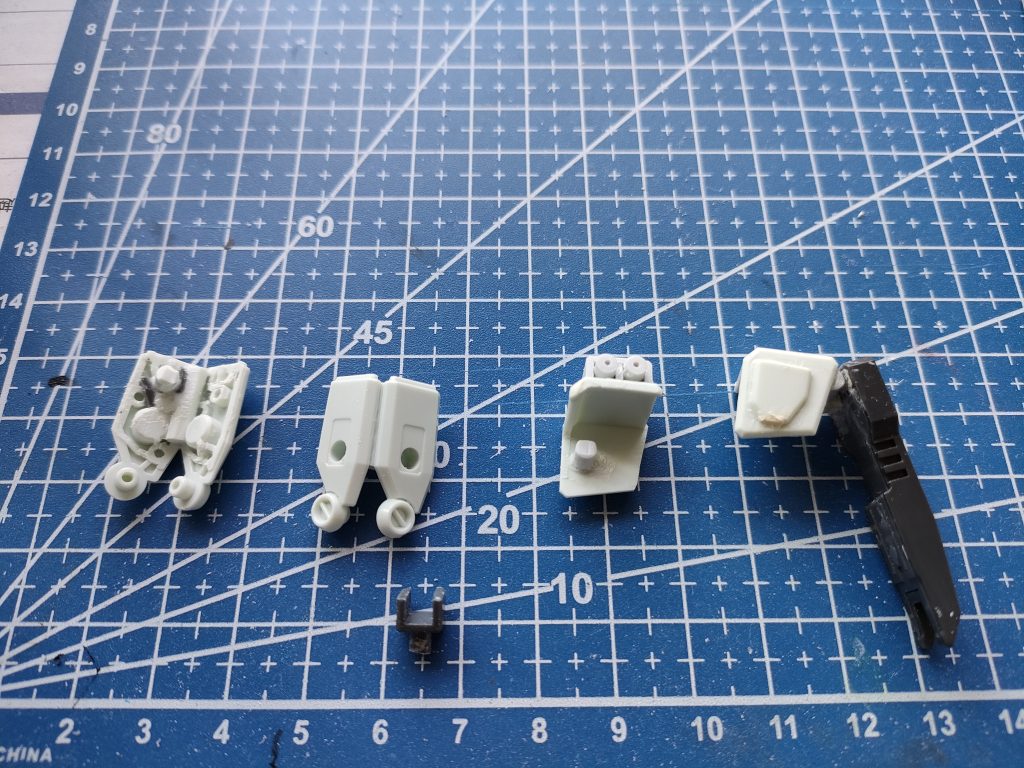 EGガンダムの腕から追加装甲を作りました左肩のシールドはウェポンセットから接続用のピンを調整するのが大変でした…すぐ折れるし削らないと穴に対してキツいし↓おまけのポーズ集です