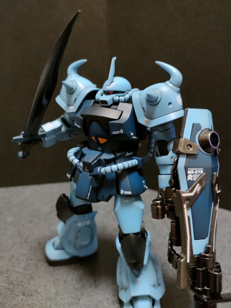 顔は目を鋭くする為に幅を詰めました。あと肩のスパイク4カ所をコトブキヤのスパイクに交換。後はモールドを彫り直した位。