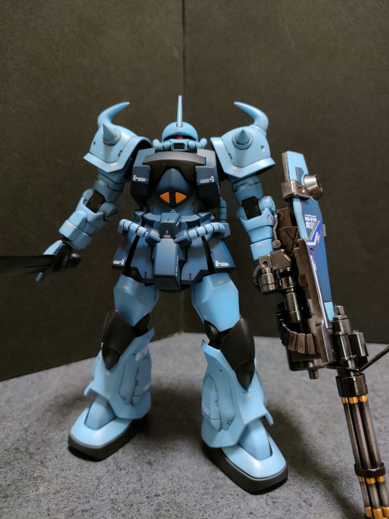 塗装は重厚感を出す為に黒立ち上げで行いました。ガトリングガンとサーベルの刃の部分とバーニアは艶有り仕上げで、後は艶消し仕上げで。