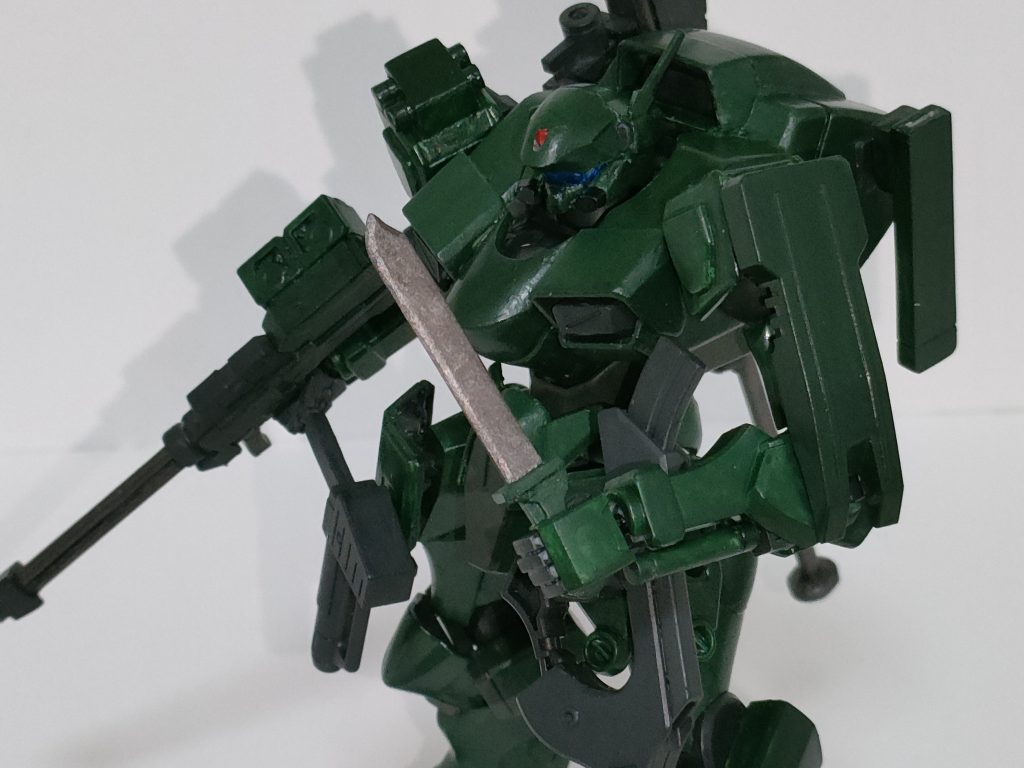 コンバットナイフビーム兵器と比較して熱反応を抑えられ、隠密性が高い、密林で大火事を起こしづらいという理由で装備されている。