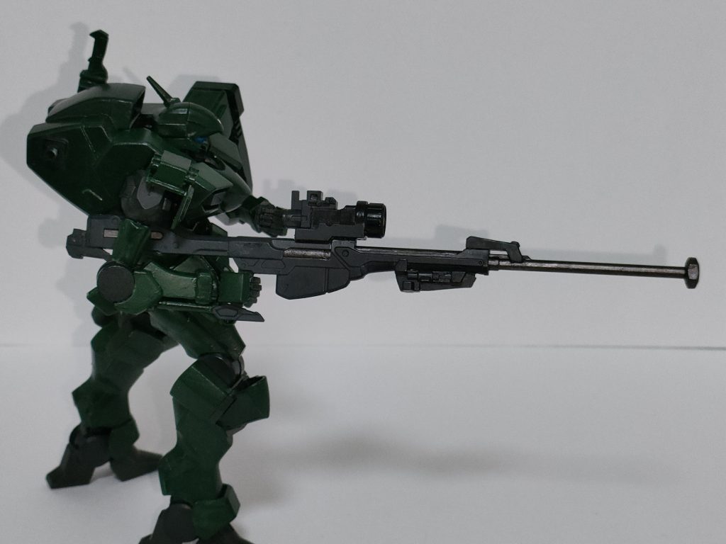 プロトビームアルケビュースファラクトに採用されたビームライフルの試作品。洗練されておらず、性能は全て劣る。ファラクトはGUNDと連動する事により高い狙撃能力を有していたが、これは大型のセンサーで狙撃能力を向上させようと試みている。