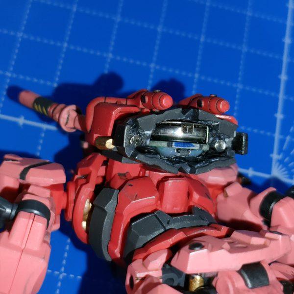 その2の続き背中からユニットにかけて出てる線を束ねます。ランドセル背面側パーツを被せ、中に線とユニットを押し込みます。この時ユニットのスイッチ部が底面に来るようにするとオンオフが楽に出来ます。(マグネットで入切りする為)ランドセル底面を付けたら完成です。&nbsp;ランドセル底面パーツにもマグネットをつけているので外してマグネット部を近ずけると入切り出来ます。&nbsp;&nbsp;（2枚目）