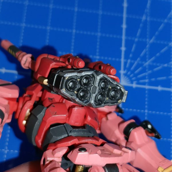 その2の続き背中からユニットにかけて出てる線を束ねます。ランドセル背面側パーツを被せ、中に線とユニットを押し込みます。この時ユニットのスイッチ部が底面に来るようにするとオンオフが楽に出来ます。(マグネットで入切りする為)ランドセル底面を付けたら完成です。&nbsp;ランドセル底面パーツにもマグネットをつけているので外してマグネット部を近ずけると入切り出来ます。&nbsp;&nbsp;（3枚目）