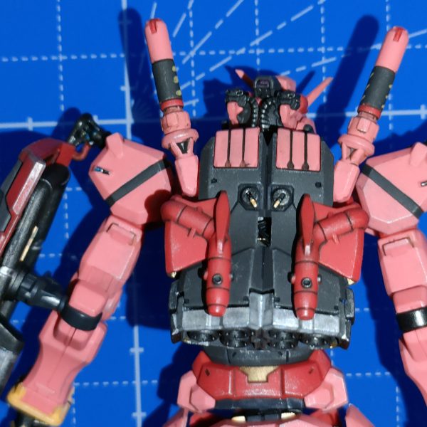 その2の続き背中からユニットにかけて出てる線を束ねます。ランドセル背面側パーツを被せ、中に線とユニットを押し込みます。この時ユニットのスイッチ部が底面に来るようにするとオンオフが楽に出来ます。(マグネットで入切りする為)ランドセル底面を付けたら完成です。&nbsp;ランドセル底面パーツにもマグネットをつけているので外してマグネット部を近ずけると入切り出来ます。&nbsp;&nbsp;（4枚目）