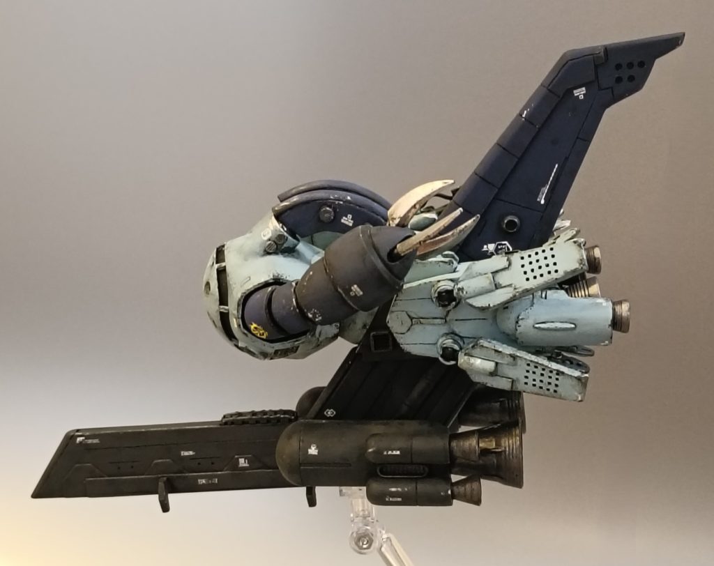 後部ダイブ・マヌーバー・ユニットのバインダーは可動式です。