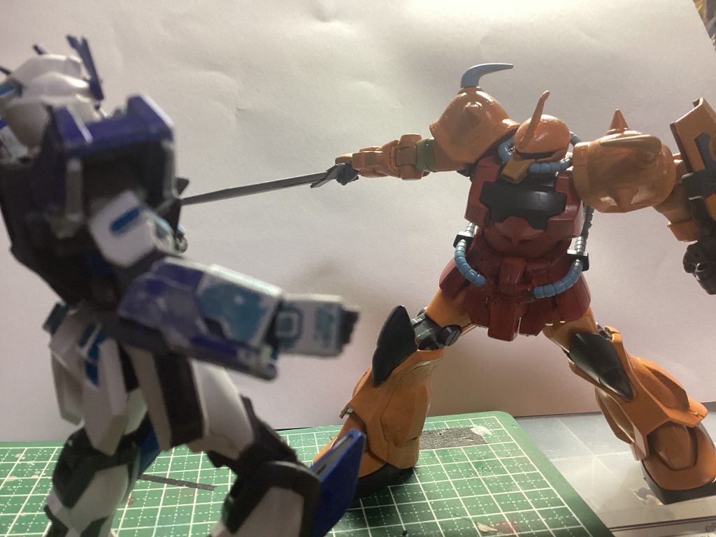 一閃！ですがこのように手首と肩の可動でなんとかそれっぽいポージングはできます！