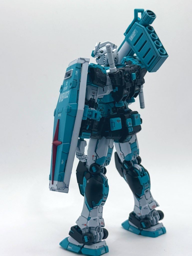 バズーカ持たせて背中がカッコいい……