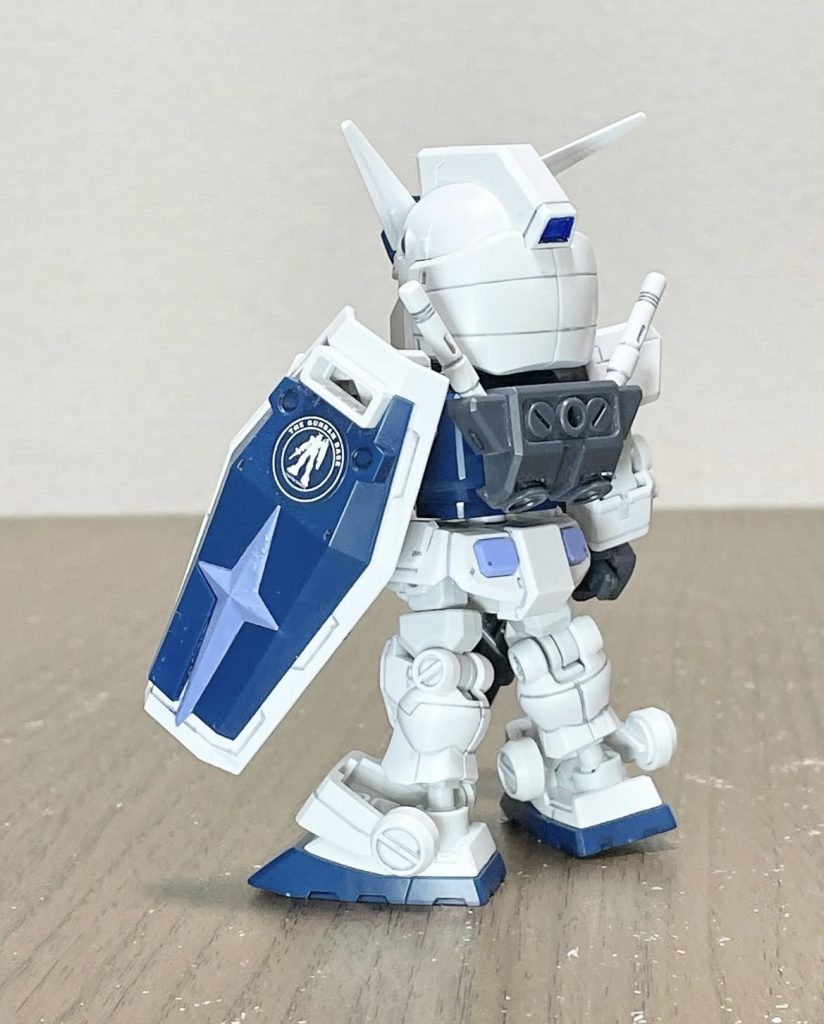 基本は素組みにスミ入れ、シールドの十字部分とビームサーベルのみ塗装しました