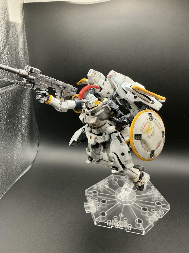 ヒットアンドアウェイなら傷は無いだろうが単騎がけのゼクスの機体は大量の砲撃の爆風は受けるでしょう。