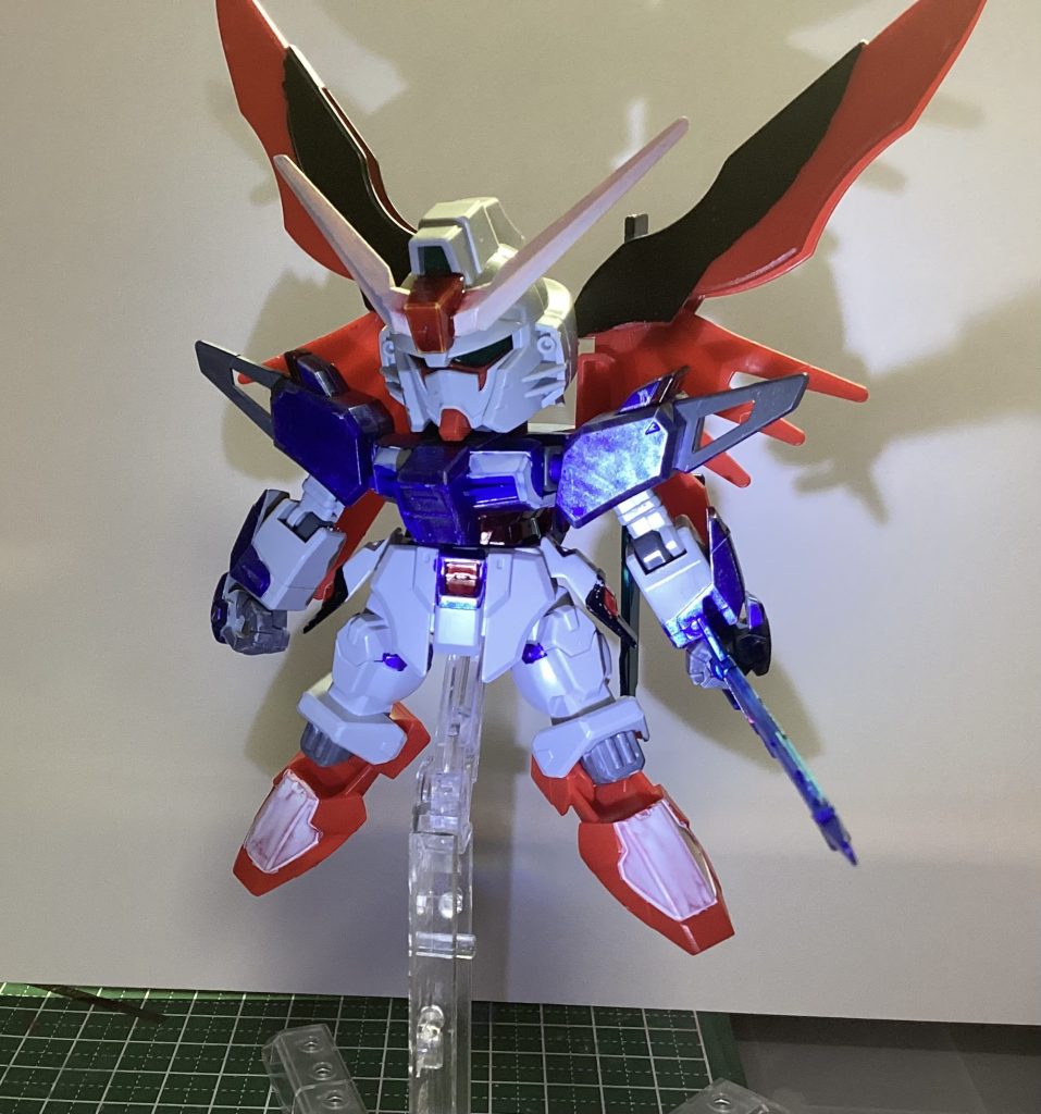 まずは使用キットからSDEXスタンダード デスティニーガンダムのみとなっております造形は流石の再現度ですが一体成型のパーツが多いので本体に付属のシール貼りもいいですが細かくてシールが破けたり潰れがちなので塗装がほぼ必須です(EXスタンダードはほとんどそう)そんな感じで額のの赤の部分がアンテナにの滲んでしまっています…