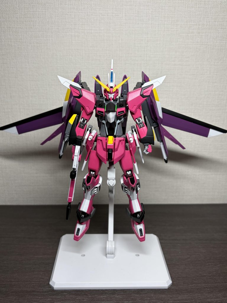 フロントビュー。個人的にメインの赤(ピンク?)の調色が思った通りの色が出せたのが良かったです。スタイル的な改修点で言うと首1.5 mm 、腹部2 mm、上腕1 mm太腿2 mmの延長を行ってます。ハンドパーツにはあすぱら模型さんの「ASPハンド 角型 Re 6.5」を使用させてもらいました。