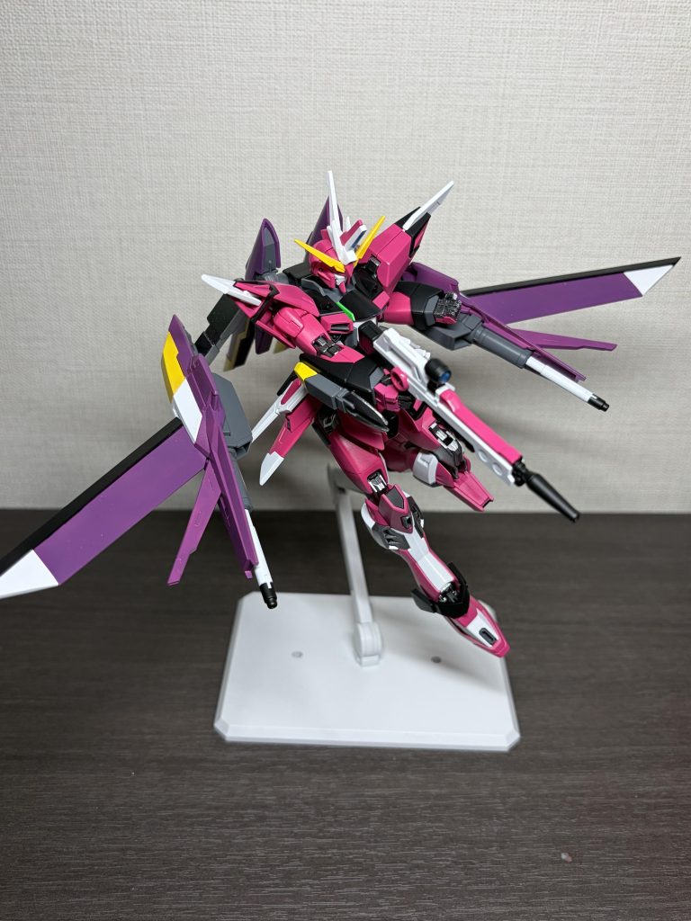 バックパックのリフターは固定式にしています。(ファトゥムにすると特攻で帰ってこなくなるので…。)セイバーのアムフォルタスのようなシルエットを取り入れたくて、バインダー稼働で射撃形態を取るようにしました。