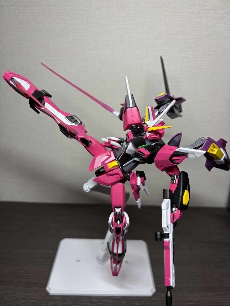 SEED FREEDOMのシュラ戦で見せたようなハイキック。腰はインフィニットジャスティスのものを使っているのですが、差し替えで股関節の開きを拡張するギミックは廃止して、スカートは裏打ちパーツで蓋をしました(見えないですが)。 大学院の修論執筆を成し遂げたのでようやく趣味に当てられる時間が増え始めました。とはいえ、春からは社会人なのでそこまでゆっくりは出来ないですが、今後もぼちぼち作っていきます~。