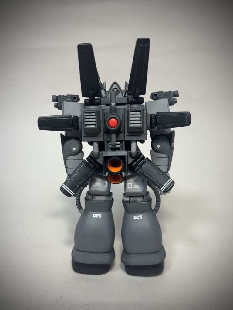 バックパックのパズノーズは金色を避けています。デカールは付属のものを使用しました。ひと通りの作業が終わってトップコートのタイミングで頭部左のアンテナが折れたため、真鍮線を使って補修しました。いよいよ完成ってときに何かやらかすのはこどもの頃から変わってないなあ。