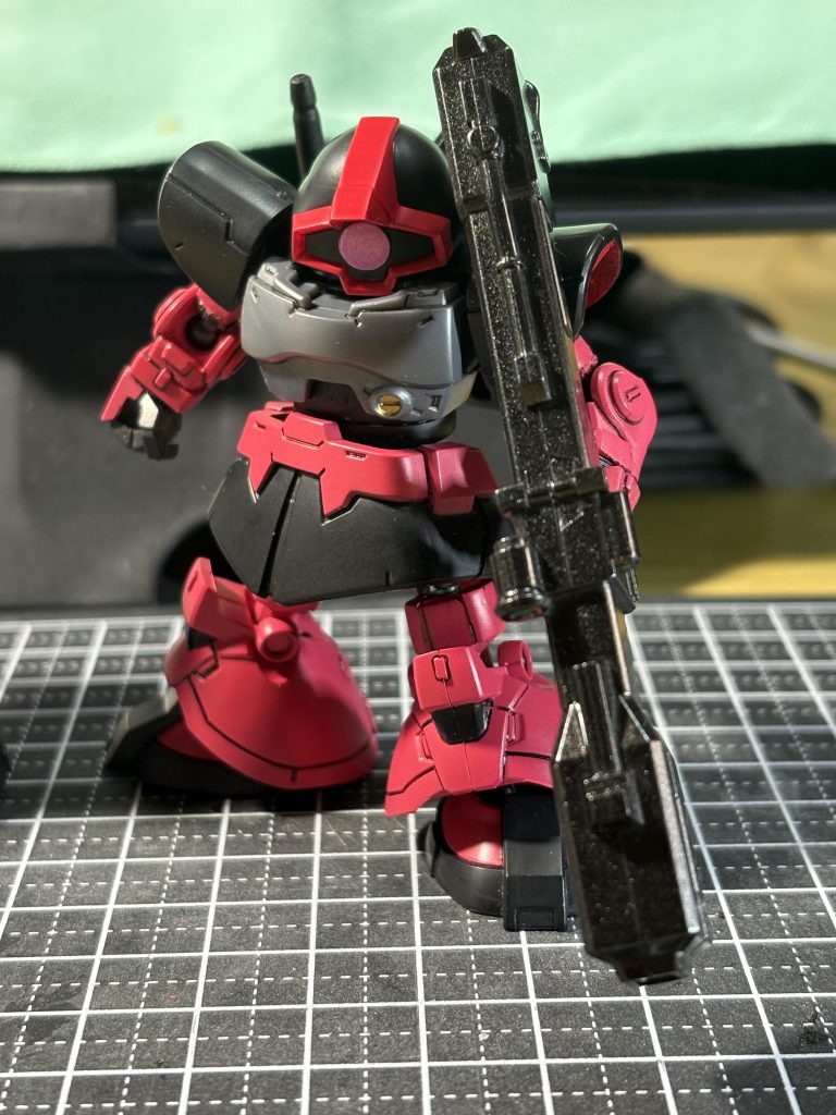 前回作成したドムよる更に変更を加え足の延長➕幅増ししカラーもキャスバル仕様にしてみました。アゴ引き・二の腕延長・腰の前後可動に延長は前回と一緒の加工です。&nbsp;&nbsp;